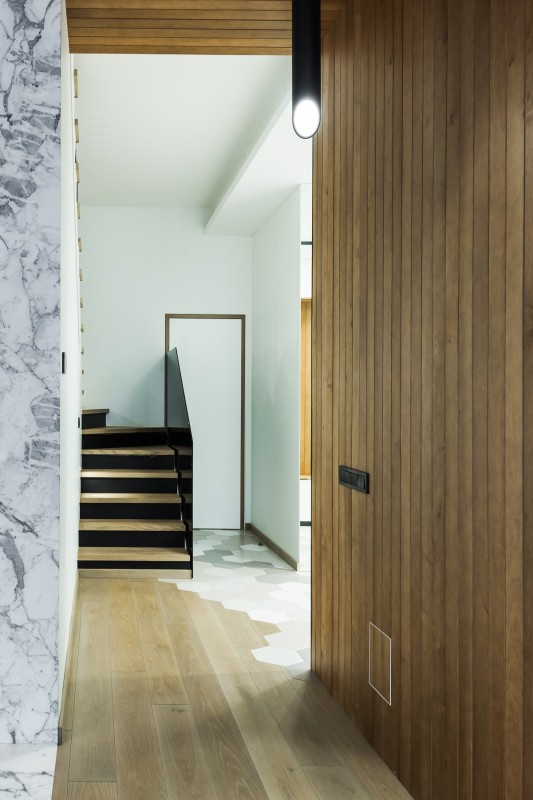 Сочетание дерева и мрамора в интерьере дома в Вильнюсе