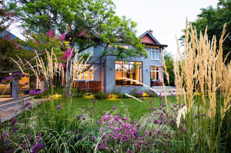 Великолепный проект организации террасы и сада с бассейном в загородном доме