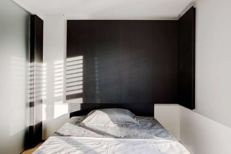 Акцентные черные деревянные панели в интерьере компактной квартиры