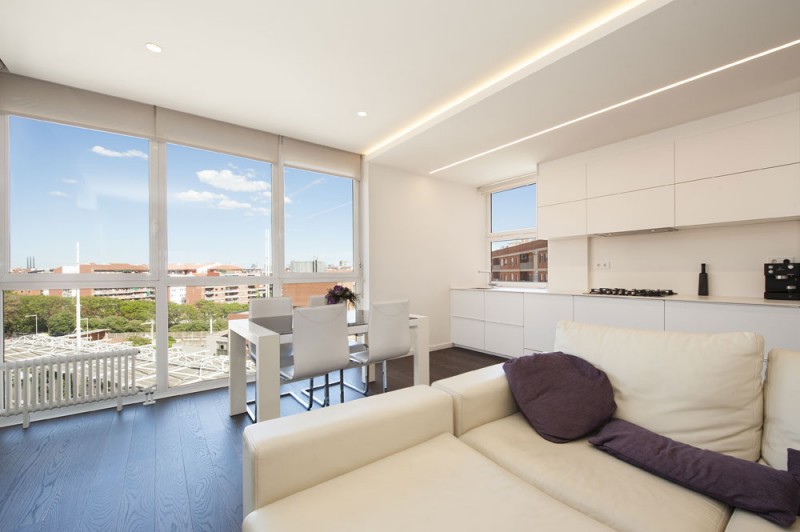 Черно-белый интерьер гостиной в квартире, расположенной в Барселоне