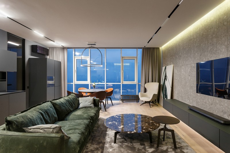 Фокусировка на панорамные окна в студии площадью 69 кв.м.