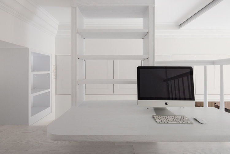 Яркие акценты в белоснежном интерьере