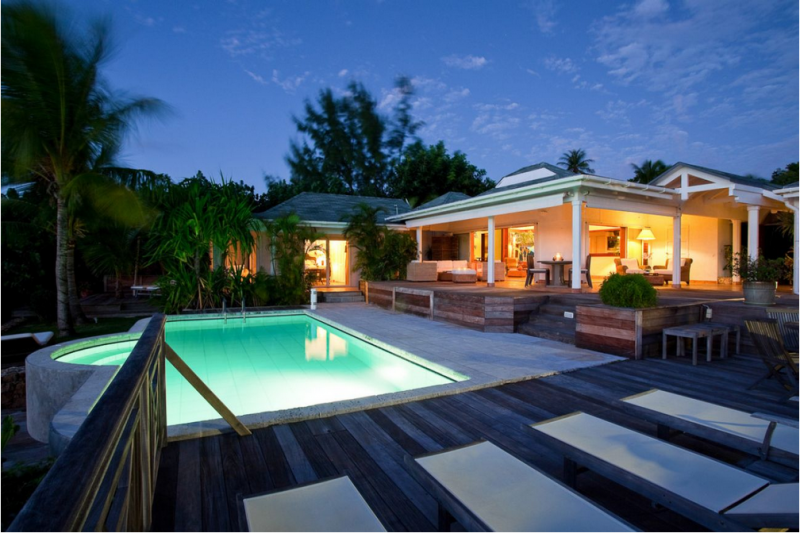 Классический карибский шик в интерьере виллы в Сен-Бартелеми, Франция