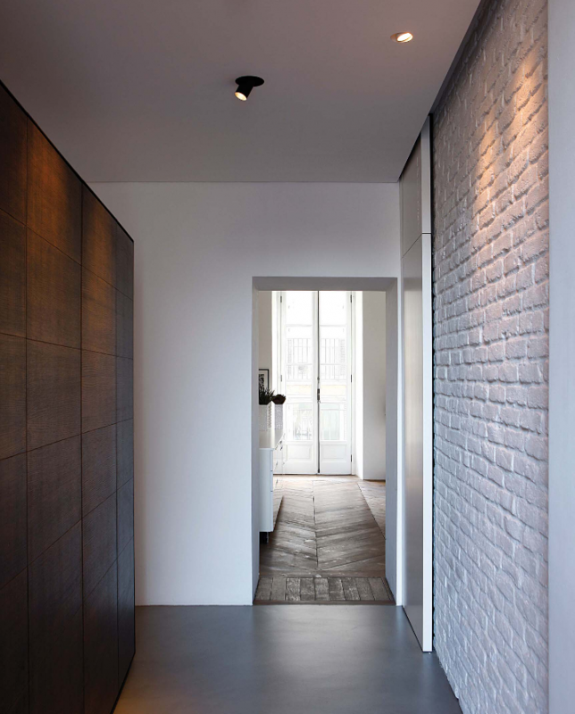 Контраст между винтажными и современными элементами в интерьере итальянский квартиры