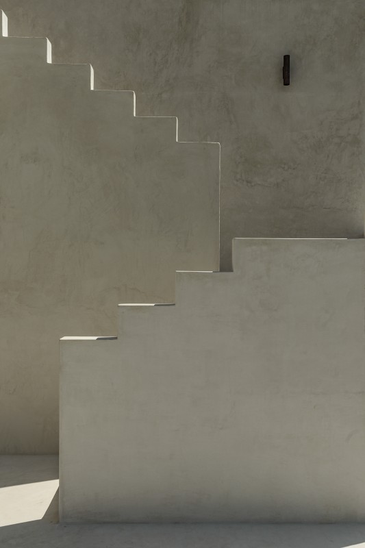 Контрастное сочетание белого цемента и дерева