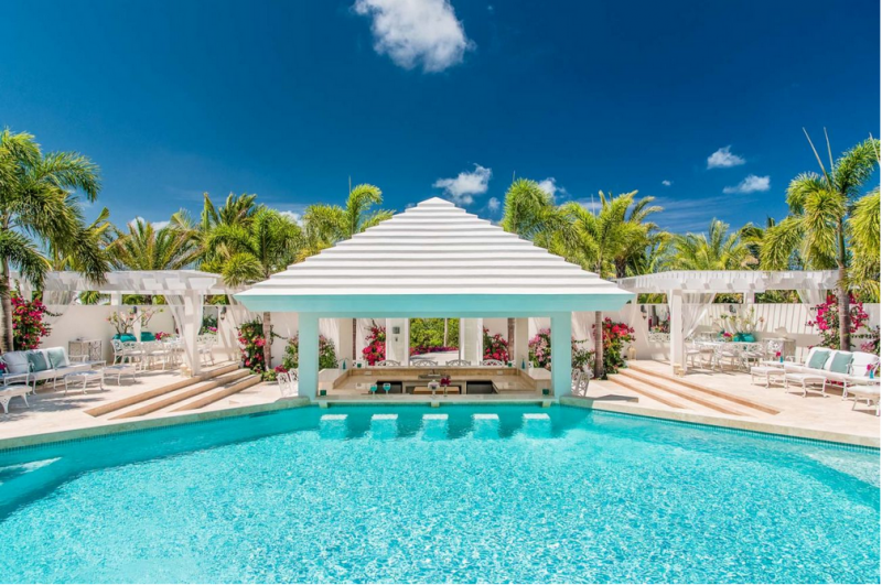 Небольшой отель Pearl West в городе Лонг-Бэй-Хиллс, острова Тёркс и Кайкос