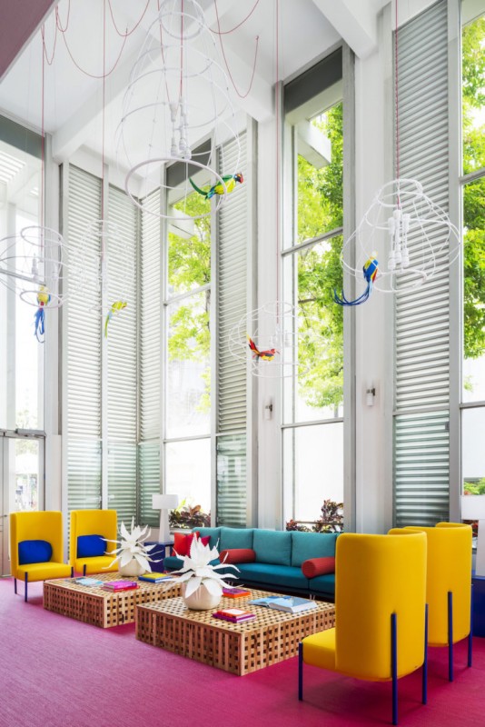 Неоновые цвета в интерьере отеля Shoreline Hotel Waikiki 4* на острове Оаху, Гавайи Неоновые цвета в интерьере отеля Shoreline Hotel Waikiki 4* на острове Оаху, Гавайи