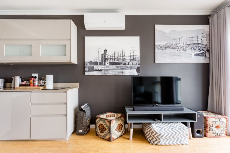 Приглушенные оттенки и элегантная современная мебель в интерьере апартаментов в Кейптауне Приглушенные оттенки и элегантная современная мебель в интерьере апартаментов в Кейптауне