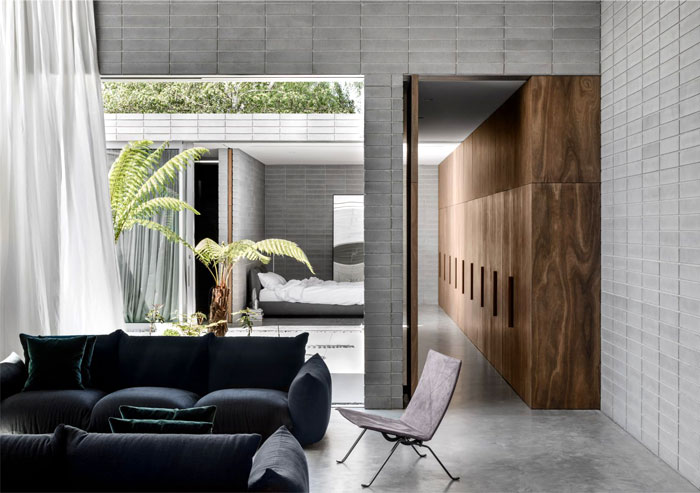 Серый камень и дерево в интерьере дома в Мельбурне, Австралия