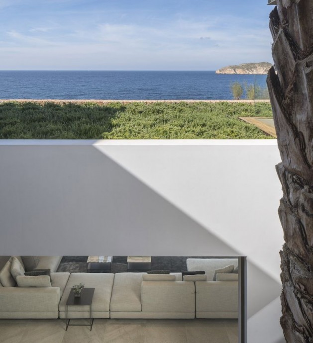 Современный дом с видом на Средиземное море в Кап-Адриано, Испания