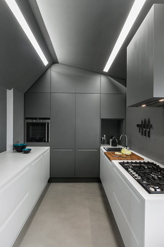Строгий дизайн небольшой мансардной квартиры Строгий дизайн небольшой мансардной квартиры