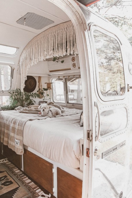 Трейлер Airstream, принадлежащий музыканту Райану Санчесу и дизайнеру Шине Армстронг Трейлер Airstream, принадлежащий музыканту Райану Санчесу и дизайнеру Шине Армстронг