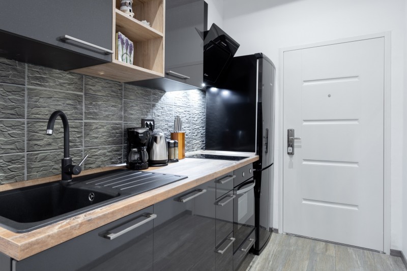 Интерьер апартаментов, сочетающий в себе винтаж и современность