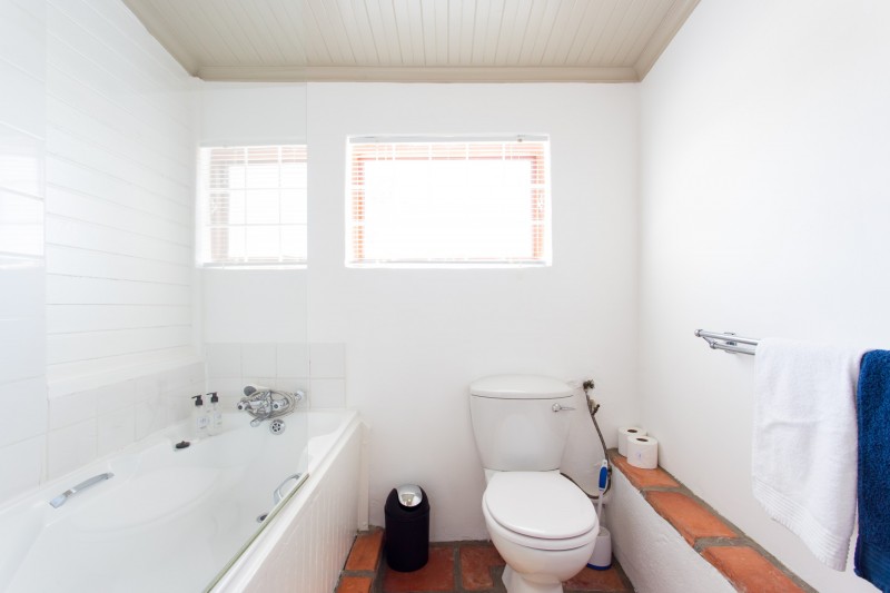 Интерьер коттеджа в сине-белых цветах