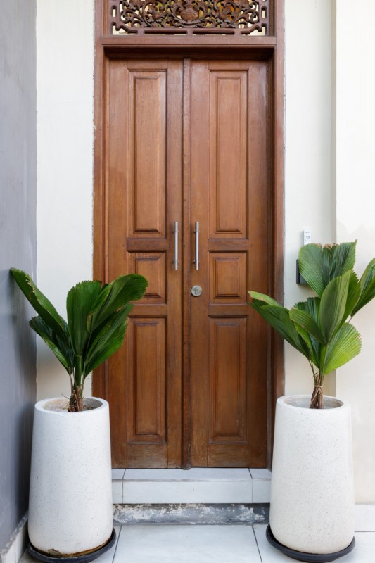 Яркий интерьер компактной квартиры в Куте, Индонезия Яркий интерьер компактной квартиры в Куте, Индонезия