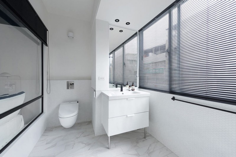 Сочетание черных деталей с белым и синим в интерьере апартаментов в Тайбэе, Тайвань Сочетание черных деталей с белым и синим в интерьере апартаментов в Тайбэе, Тайвань