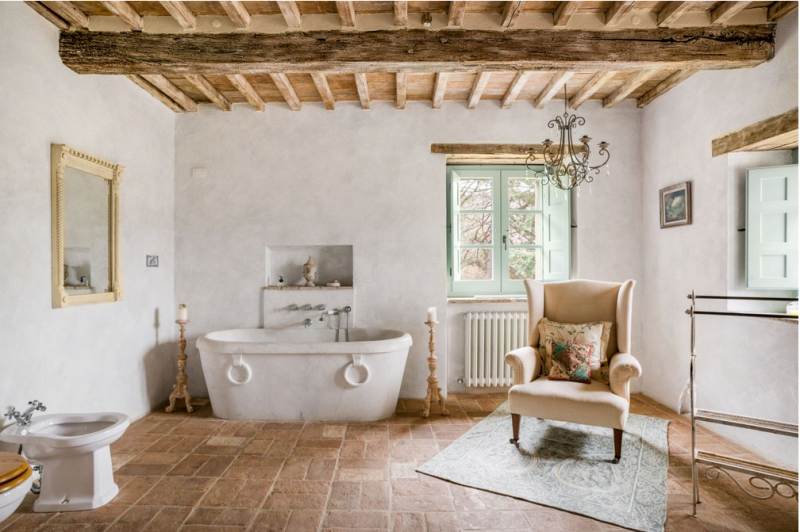 Замковая каменная вилла, расположенная на 84 гектарах леса в пасторальной Тоскане