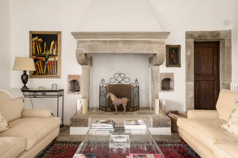 Замковая каменная вилла, расположенная на 84 гектарах леса в пасторальной Тоскане