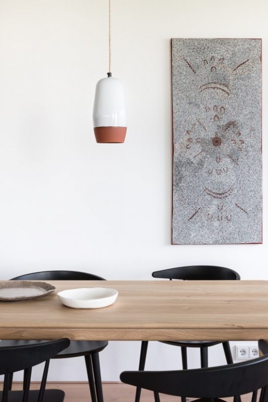 Белоснежные стены и богатые контрастные тона дерева в интерьере кухни Белоснежные стены и богатые контрастные тона дерева в интерьере кухни