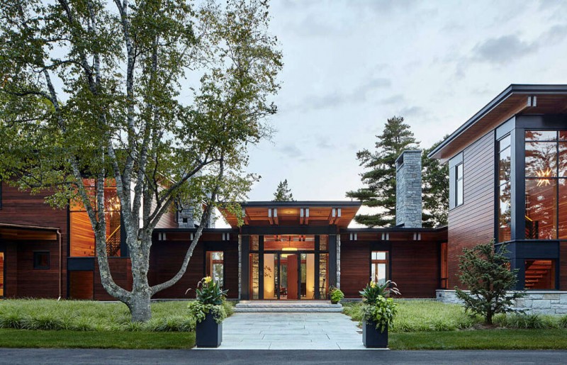 Дом у озера в Канаде