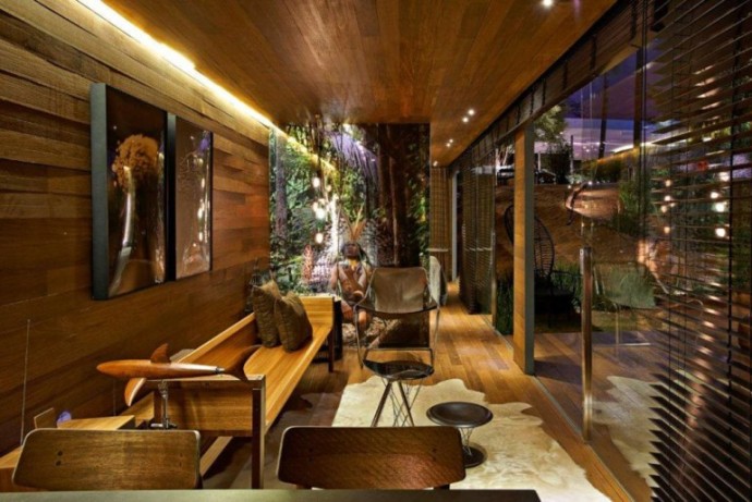 Контейнерный дом со стеклянным фасадом площадью 27 м2 в Бразилии