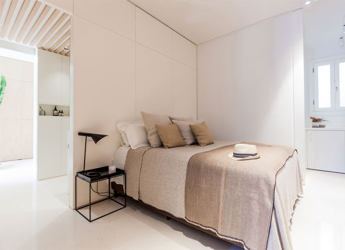 Кухня, спрятанная за элегантными стеновыми панелями в жилом проекте Barcelona Кухня, спрятанная за элегантными стеновыми панелями в жилом проекте Barcelona