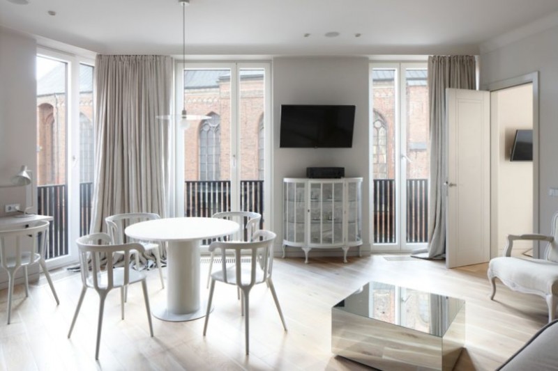 Монохроматизм в отеле Redstone в Риге, Латвия