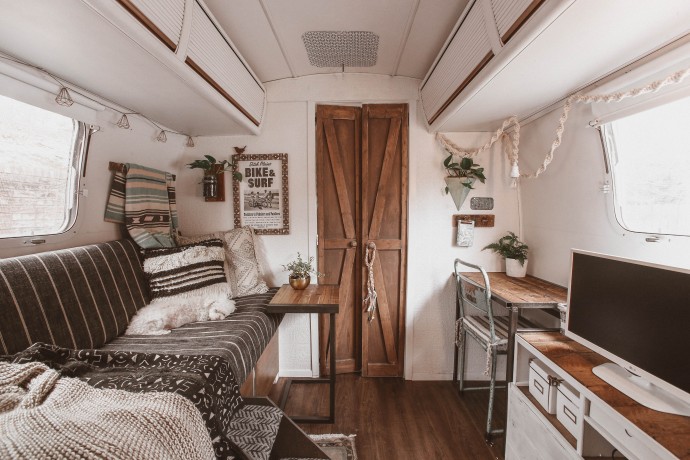 Трейлер Airstream, принадлежащий музыканту Райану Санчесу и дизайнеру Шине Армстронг Трейлер Airstream, принадлежащий музыканту Райану Санчесу и дизайнеру Шине Армстронг