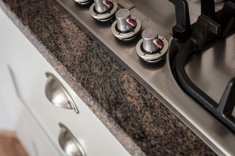 Высокие потолки и хорошо сохранившиеся детали начала ХХ века в апартаментах в Стокгольме