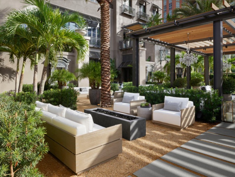 Выставочный зал мебельного магазина RH West Palm в Уэст-Палм-Бич, Флорида Выставочный зал мебельного магазина RH West Palm в Уэст-Палм-Бич, Флорида