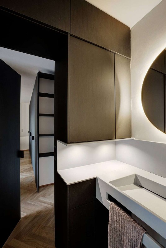 Акцентные черные деревянные панели в интерьере компактной квартиры