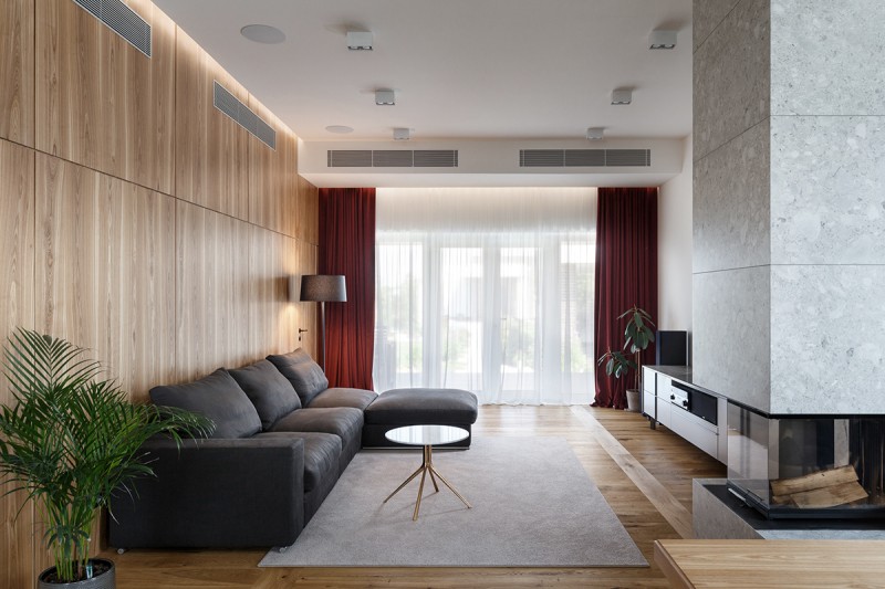 Дерево и камень в интерьере просторных апартаментов