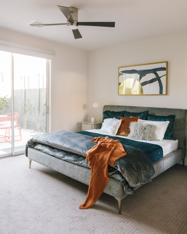 Интерьер в светлых тонах с яркими акцентами Интерьер в светлых тонах с яркими акцентами