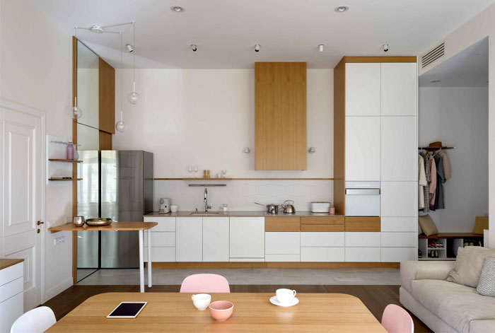 Комфортный, без лишних деталей интерьер светлых апартаментов