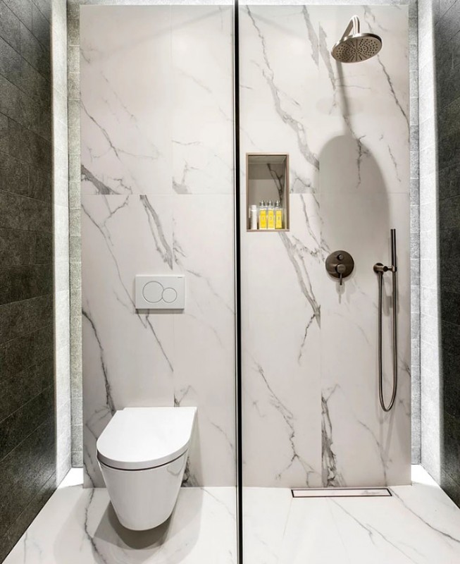 Приглушенные тона и мраморные, латунные и медные акценты в декоре литовской квартиры