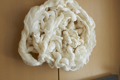 Приземистая мебель и художественные инсталляции в просторном светлом пентхаусе