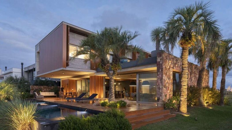 Современный двухэтажный дом, расположенный в Пелотасе, Бразилия