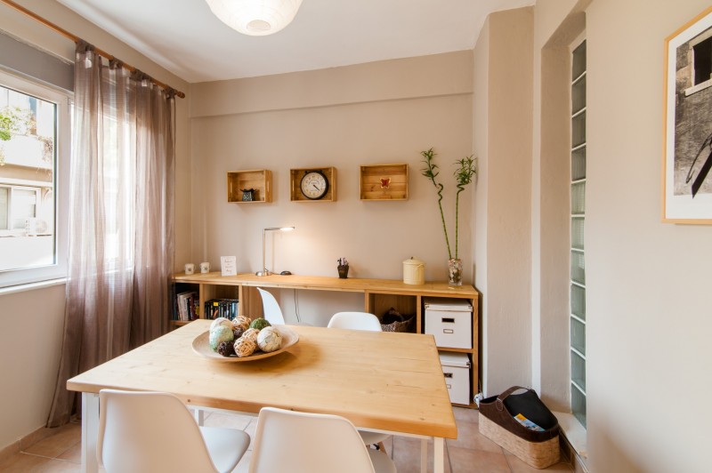 Средиземноморская квартира с балконом в теплых тонах в Афинах