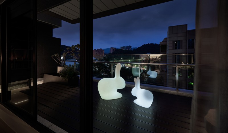 Темные тона в интерьере стильных апартаментов