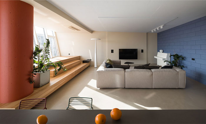 Интригующие дизайнерские конструкции и яркие акценты в интерьере просторных апартаментов