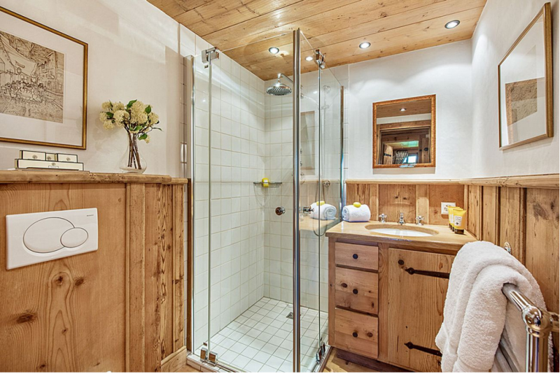 Классическое деревянное шале в Банье, Швейцария