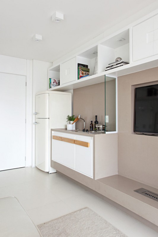 Нейтральная цветовая палитра и стеклянные стены в компактной квартире площадью 35 м2 Нейтральная цветовая палитра и стеклянные стены в компактной квартире площадью 35 м2