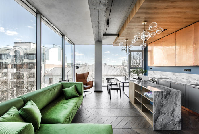 Приглушенные тона и мраморные, латунные и медные акценты в декоре литовской квартиры