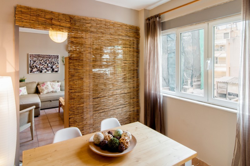 Средиземноморская квартира с балконом в теплых тонах в Афинах