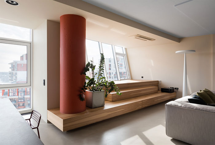 Интригующие дизайнерские конструкции и яркие акценты в интерьере просторных апартаментов