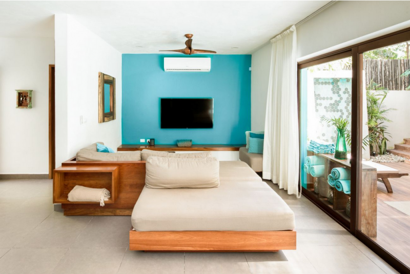 Красочный тропический модернизм в интерьере виллы в Мексике