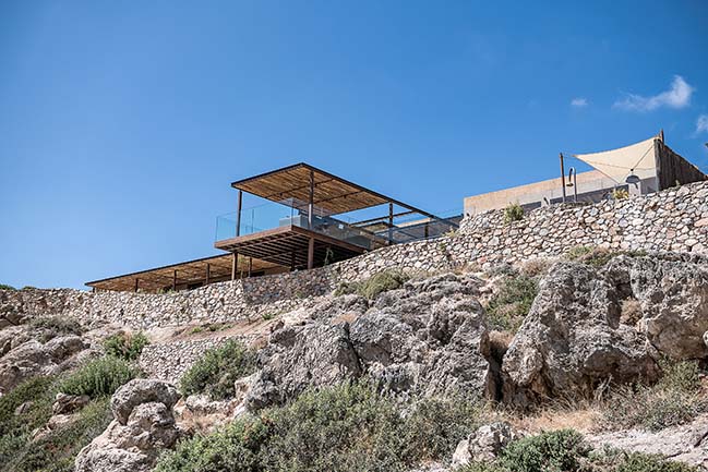 Вилла на Крите, интегрированная в дикий ландшафт и выполненная из камня и натуральных материалов