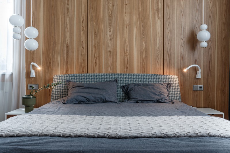 Дерево и камень в интерьере просторных апартаментов