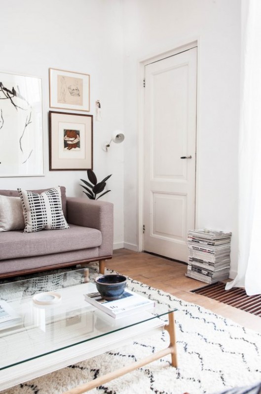 Интерьер гостиной и кухни старого дома в Делфте, Нидерланды Интерьер гостиной и кухни старого дома в Делфте, Нидерланды