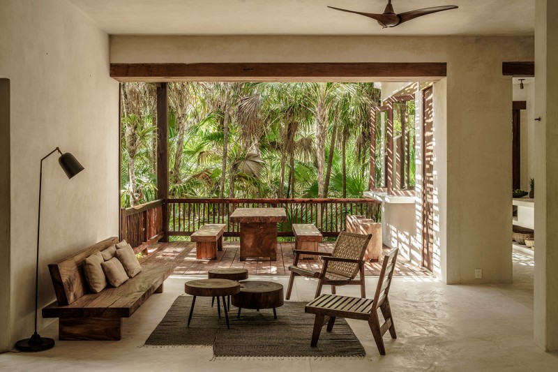 Контрастное сочетание белого цемента и дерева